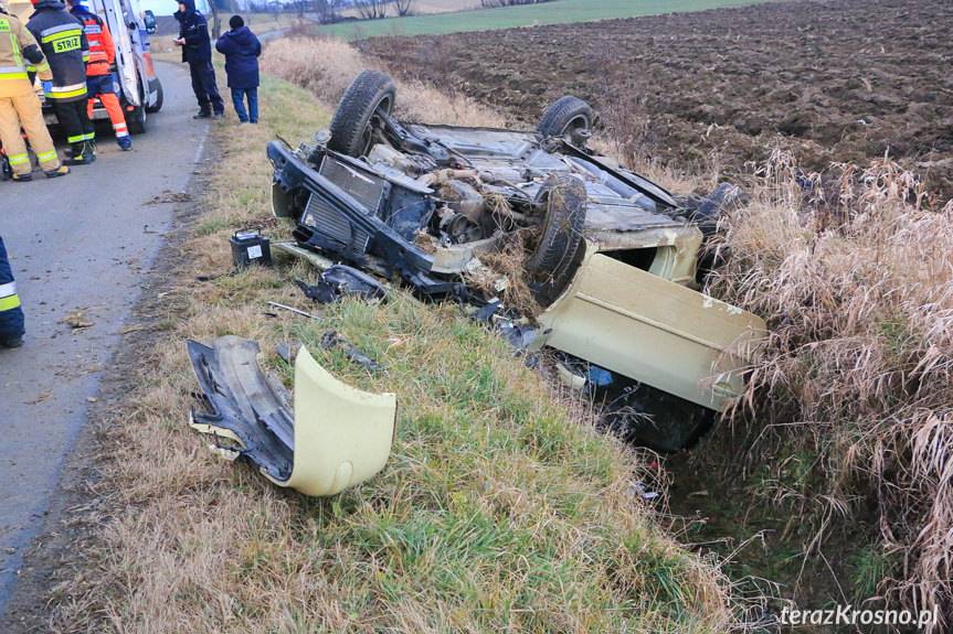 Dachowanie w Sieniawie, dwie osoby poszkodowane