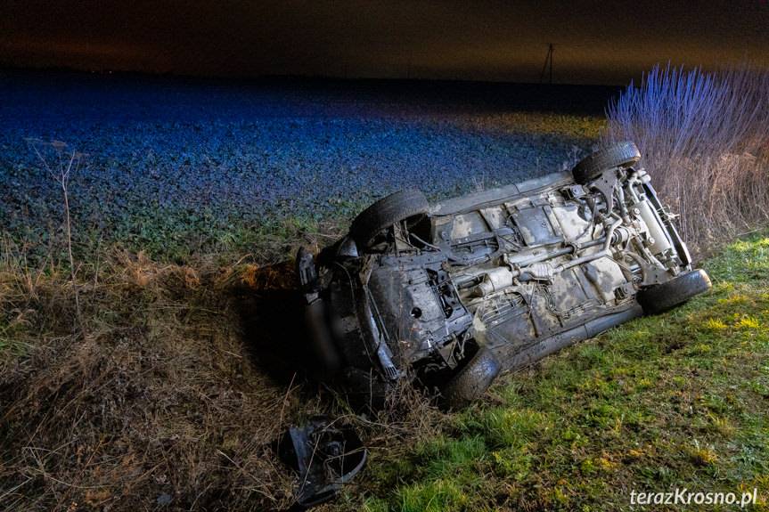 Dachowanie renault w Głowience. Policja ustala kto kierował
