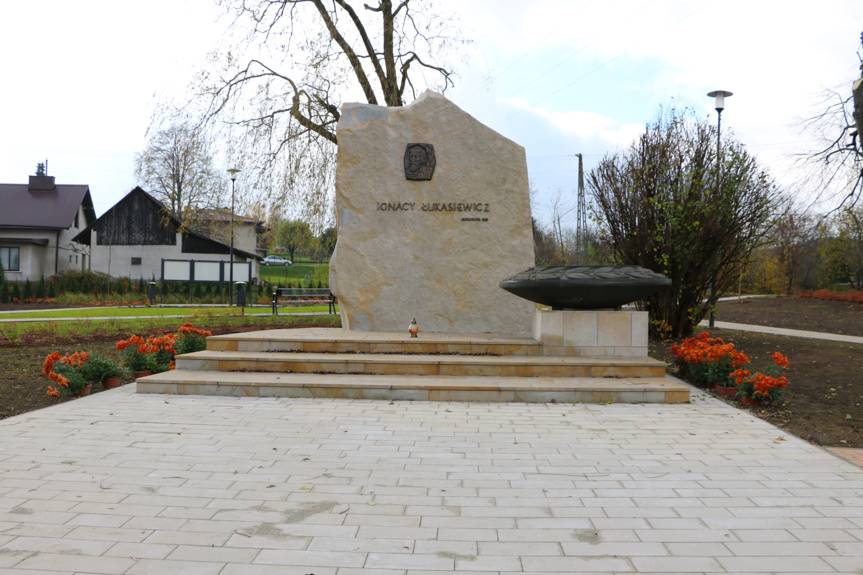 Odnowiono obelisk upamiętniający Ignacego Łukasiewicza