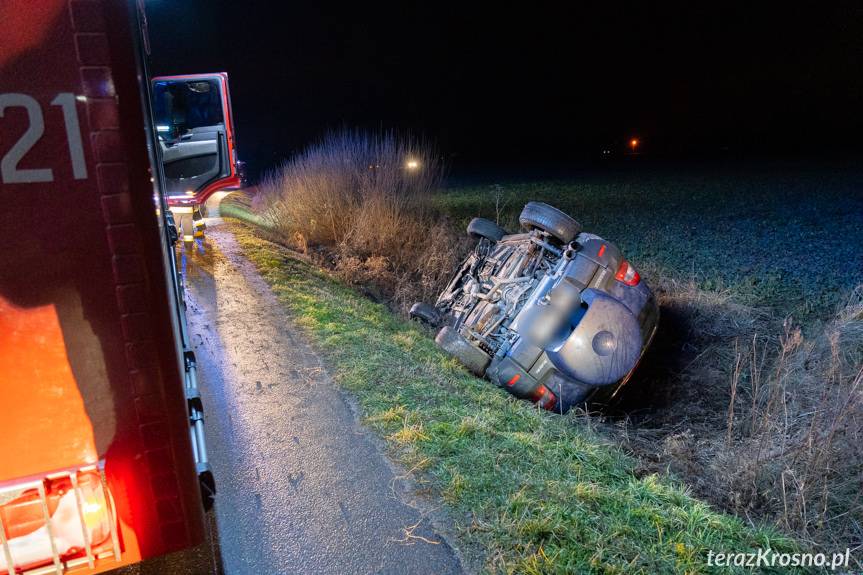 Renault na dachu. Kierowca był pijany