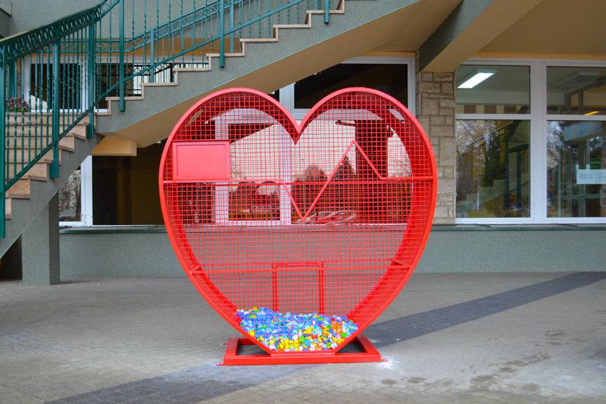 Serce na nakrętki stanęło przed budynkiem starostwa