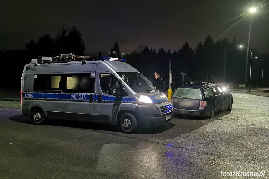 Zderzenie audi i volkswagena na skrzyżowaniu
