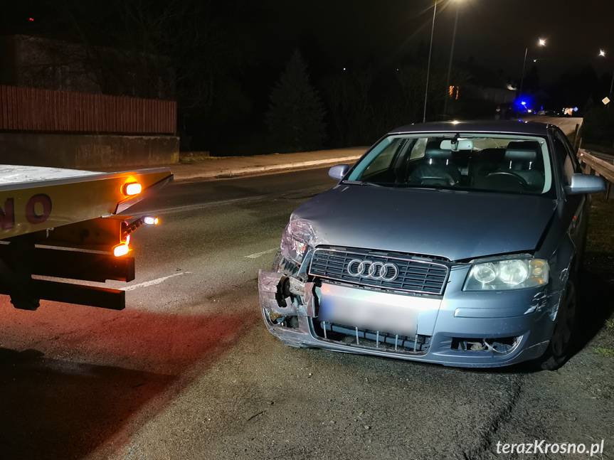 Zderzenie audi i volkswagena na skrzyżowaniu