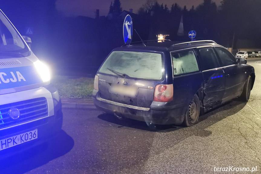 Zderzenie audi i volkswagena na skrzyżowaniu