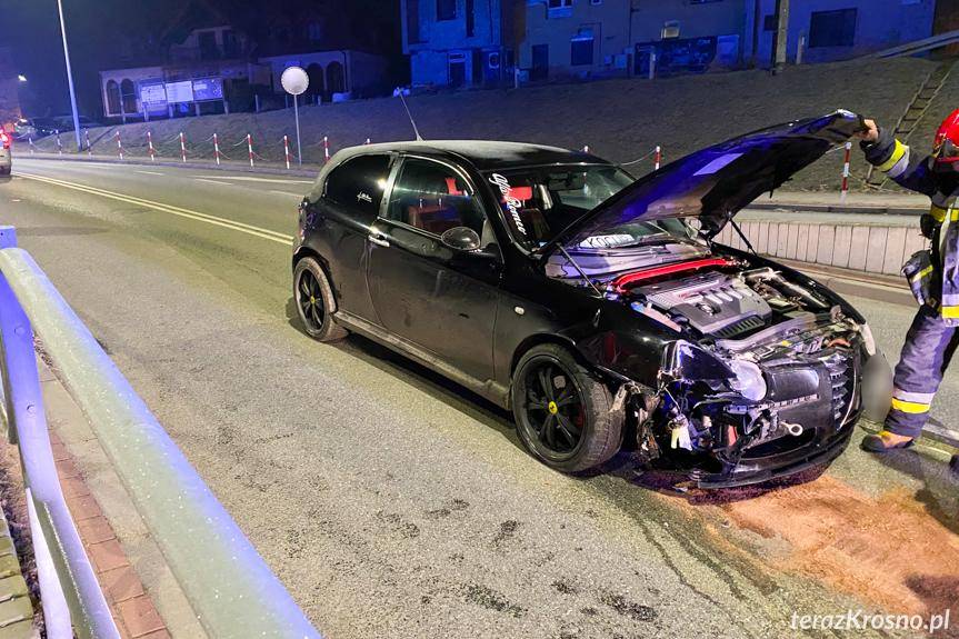 Alfa romeo ścięła przydrożne słupki
