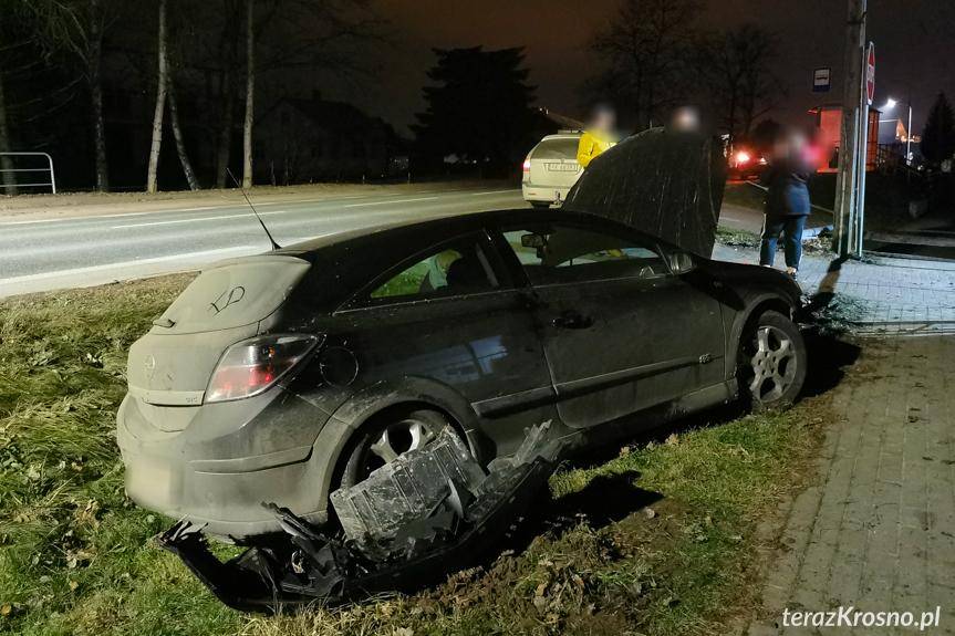 Kolizja na Bema. Zasnął za kierownicą, skosił latarnię