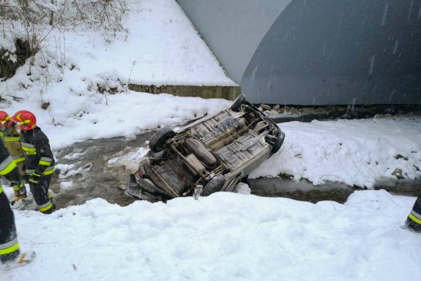 REGION. Spadła matizem z mostu w Mchawie