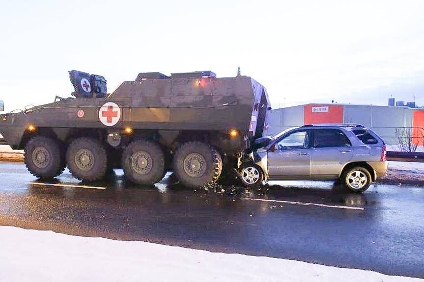 REGION. Zderzenie osobówki z transporterem opancerzonym