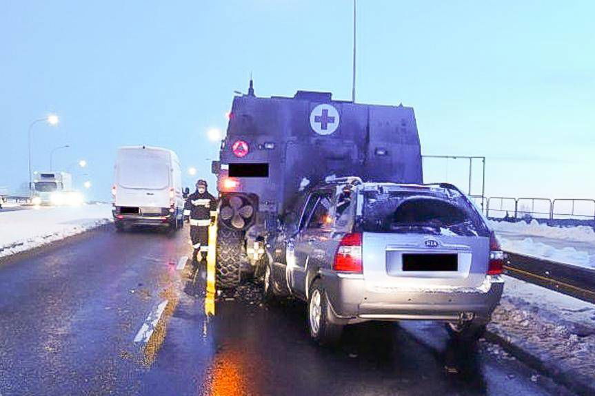 REGION. Zderzenie osobówki z transporterem opancerzonym