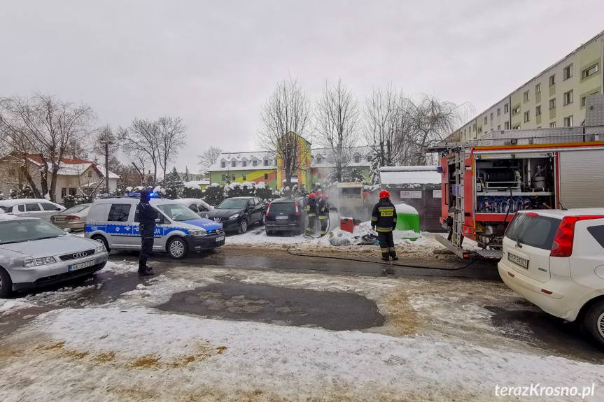 Pożar kontenera z odzieżą używaną