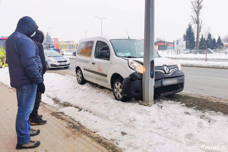 Po kolizji uderzył w latarnię
