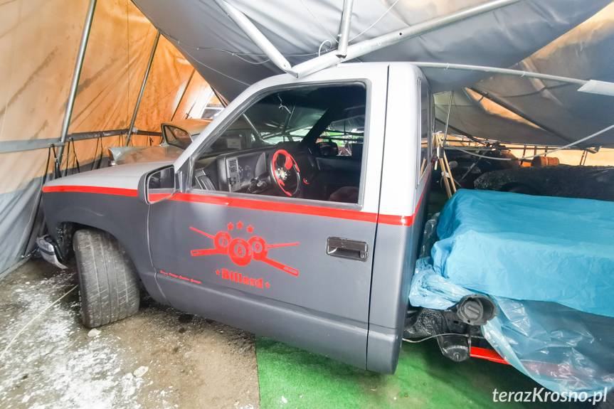 Korczyna. Zawaliły się namioty muzeum samochodów