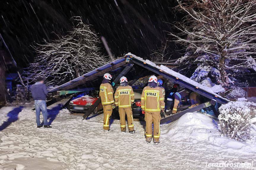 Świerzowa Polska. Pod naporem śniegu zawaliła się wiata