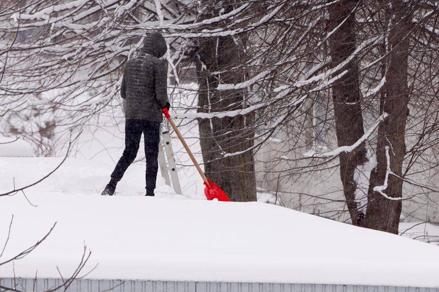 Policjanci przypominają o obowiązku odśnieżania dachów i usuwania sopli