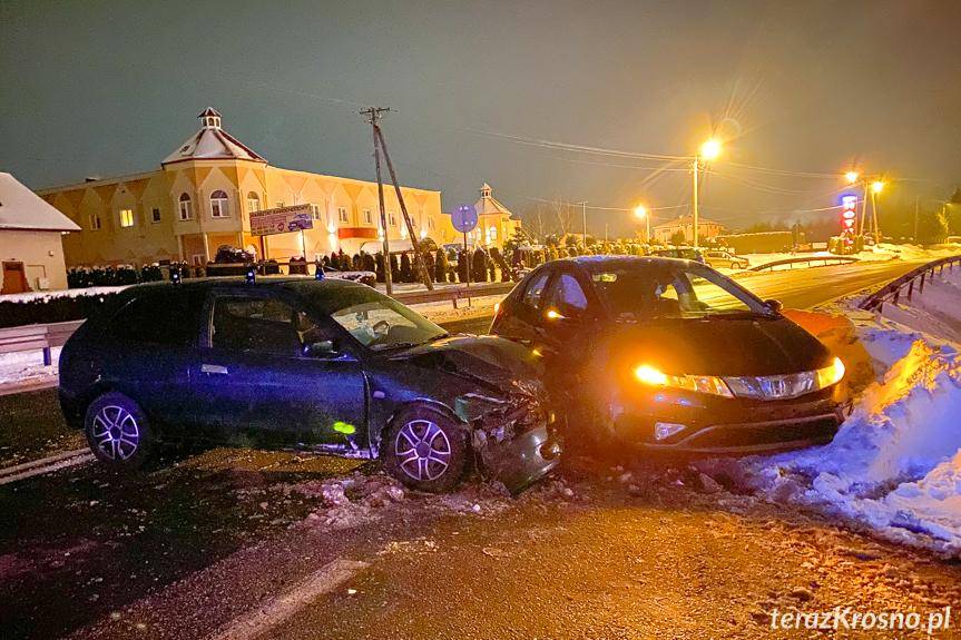 Zderzenie mitsubishi i hondy w Moderówce