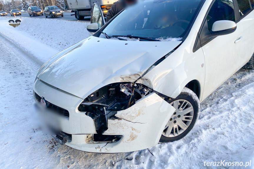 O włos od tragedii. Z ciężarówki oderwało się koło i uderzyło w nadjeżdżający z przeciwka samochód osobowy