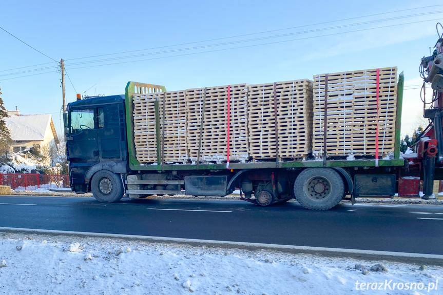 O włos od tragedii. Z ciężarówki oderwało się koło i uderzyło w nadjeżdżający z przeciwka samochód osobowy