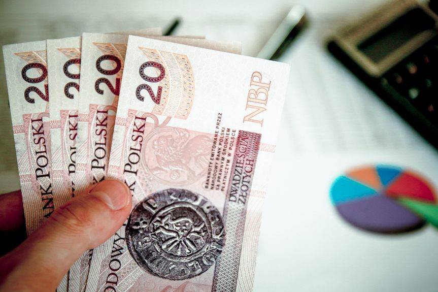 Urzędnicy dostarczą decyzje podatkowe