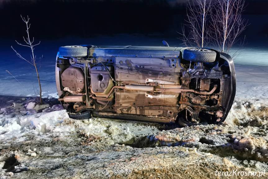 Straciła panowanie nad autem i jazdę zakończyła na boku