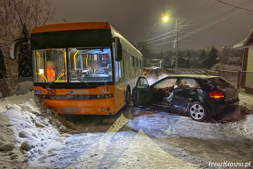 Zderzenie autobusu i osobówki