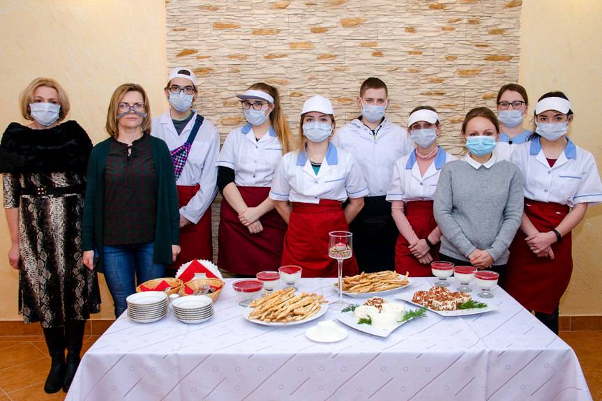 Wyrabiali sery i piekli paluchy