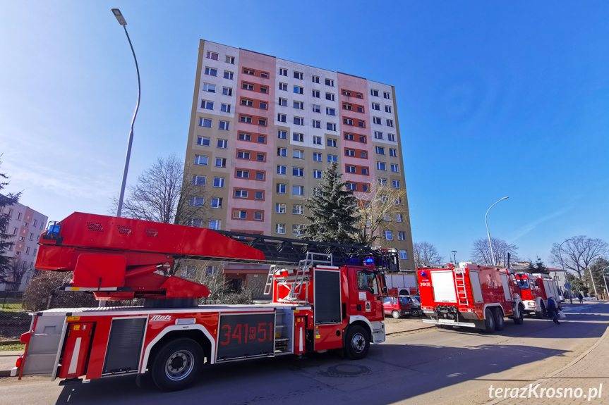Zadymienie w bloku, paliły się śmieci