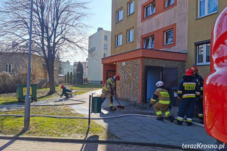 Zadymienie w bloku, paliły się śmieci