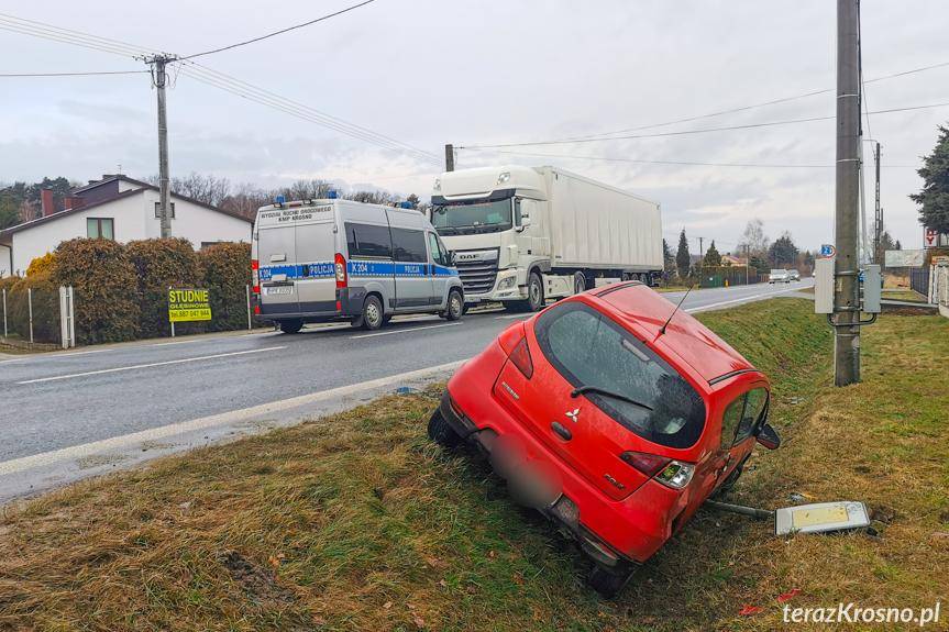 Kolizja na Rzeszowskiej. Mitsubishi w rowie
