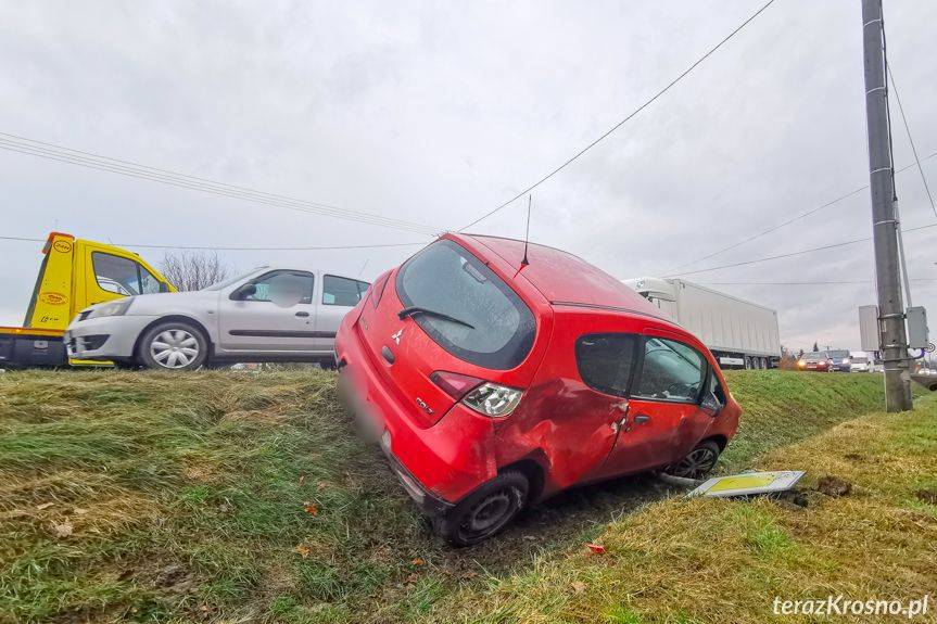 Kolizja na Rzeszowskiej. Mitsubishi w rowie