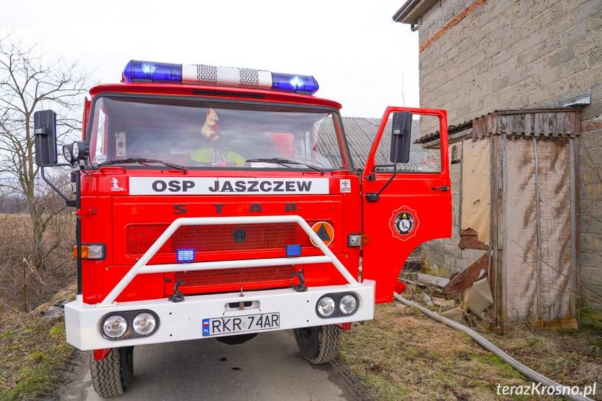 Jaszczew. Pożar na terenie opuszczonych zabudowań