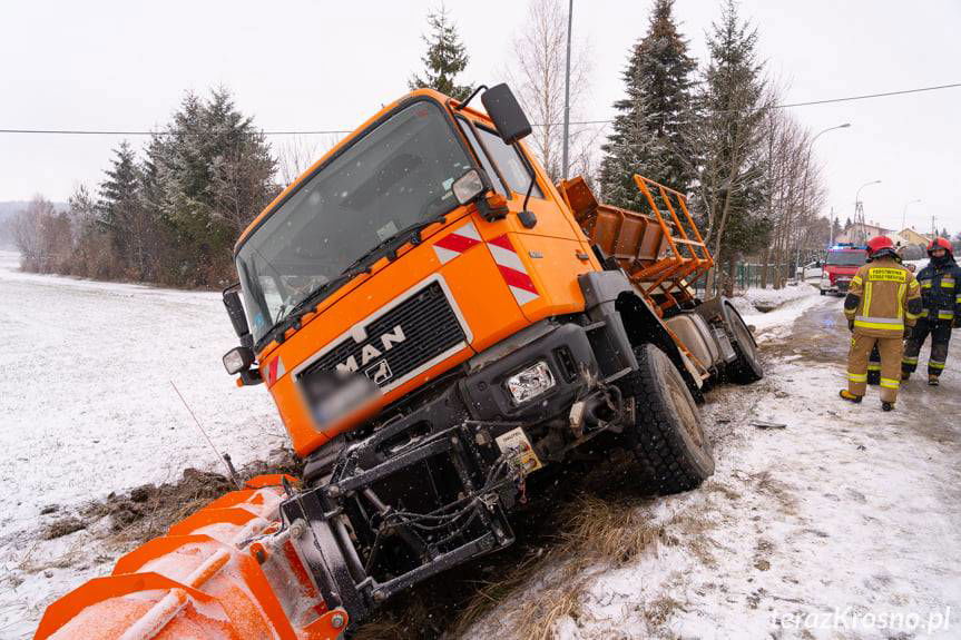 Wypadek w Żarnowcu. Zderzenie piaskarki z samochodem osobowym