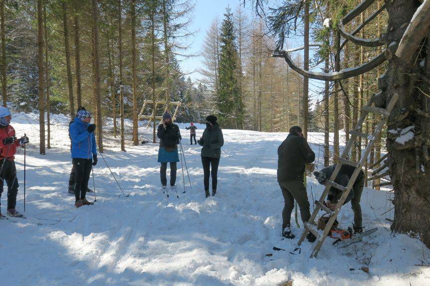 Chrystus Frasobliwy z nartami autorstwa Jana Juchy z Rogów