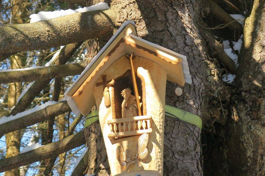 Chrystus Frasobliwy z nartami autorstwa Jana Juchy z Rogów