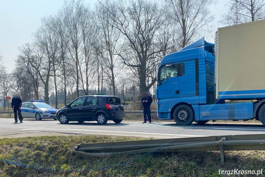 Zderzenie ciężarówki z osobówką w Moderówce