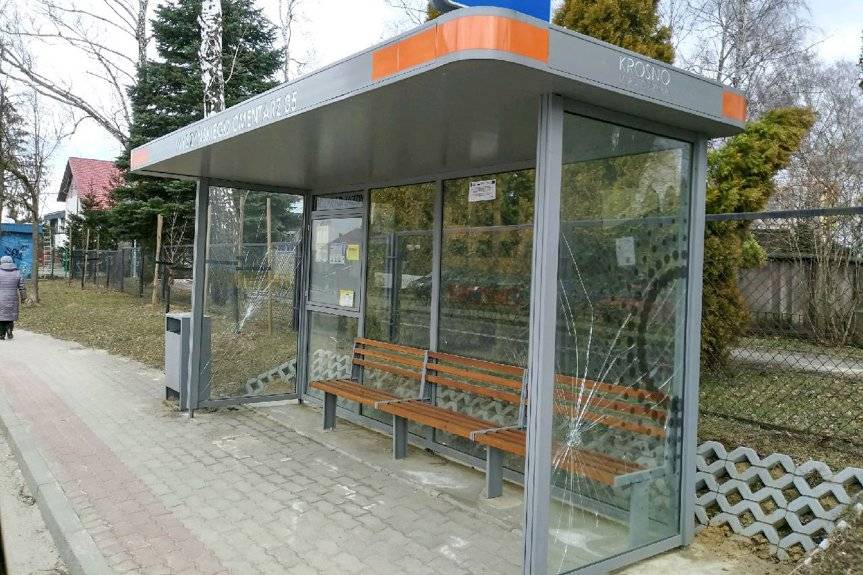Wandale zniszczyli wiaty przystankowe. Jest apel