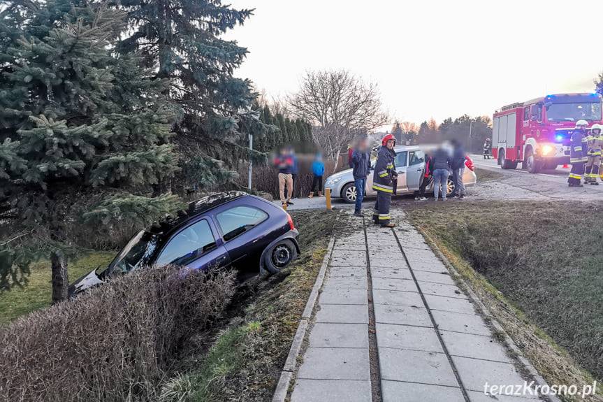 Zasnęła za kierownicą. Uderzyła w przepust i drzewo