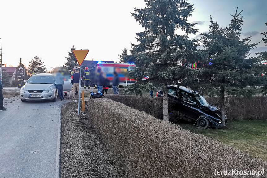 Zasnęła za kierownicą. Uderzyła w przepust i drzewo