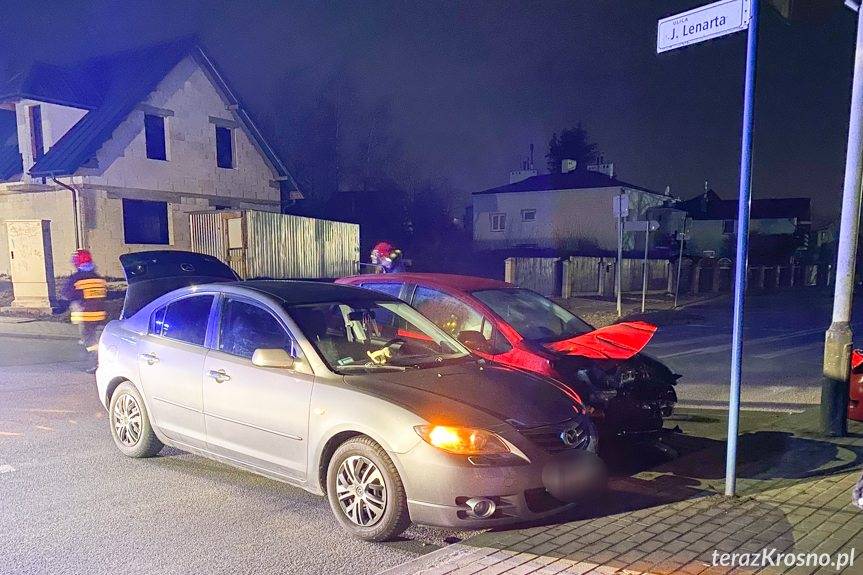 Nocna kolizja na skrzyżowaniu