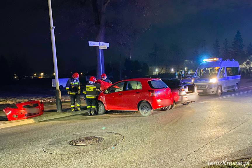 Nocna kolizja na skrzyżowaniu