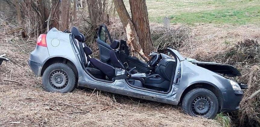 REGION. Volkswagen wypadł z drogi. W akcji śmigłowiec LPR