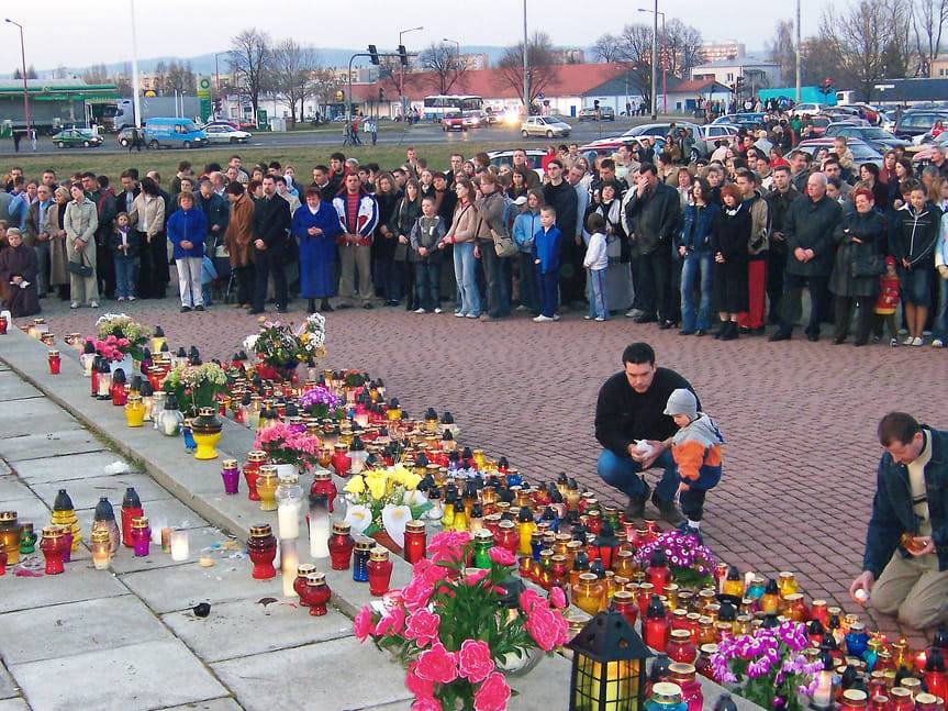 16 lat temu zmarł papież Jan Paweł II. Jak w Krośnie oddawano hołd Papieżowi Polakowi po jego śmierci? 