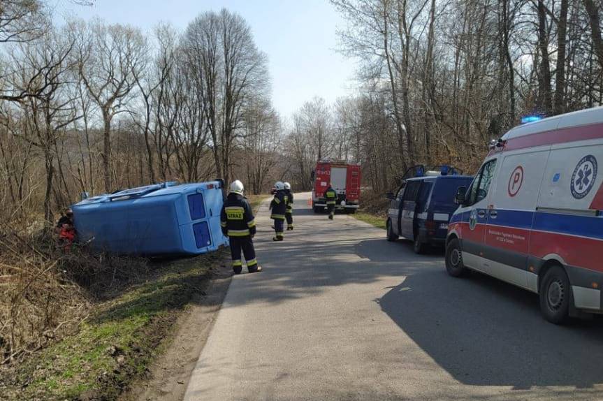 REGION. Stracił panowanie i uderzył w drzewo
