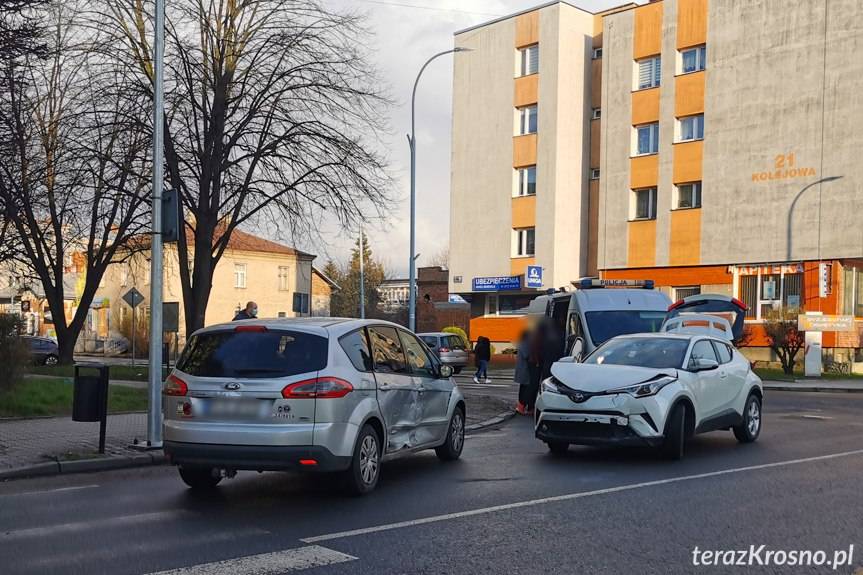 Zderzenie toyoty i forda na skrzyżowaniu