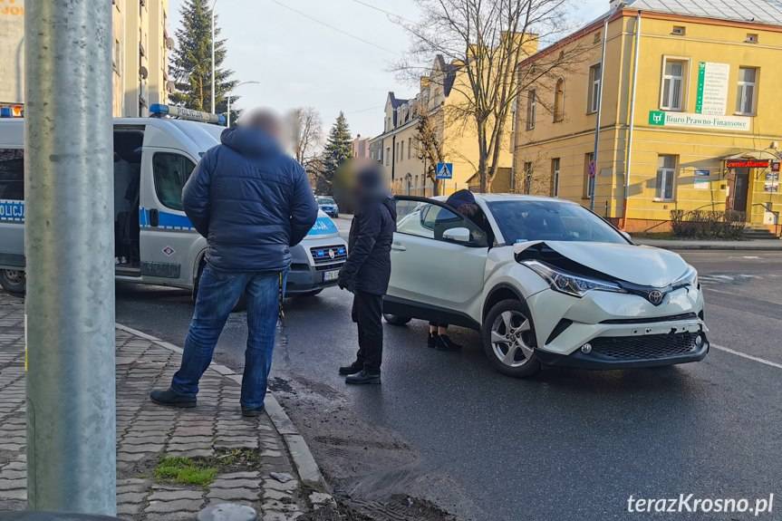 Zderzenie toyoty i forda na skrzyżowaniu