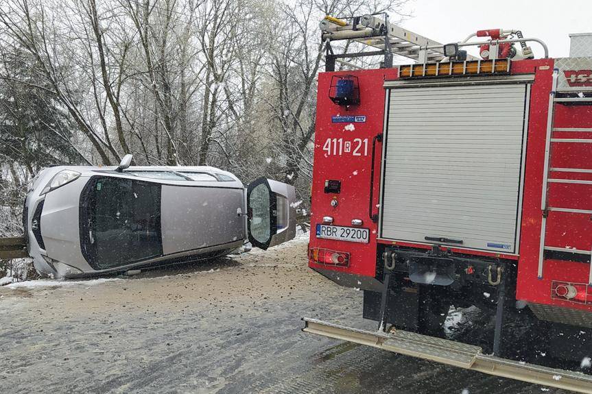 Niebezpiecznie na drogach. W Trześniowie samochód przewrócił się na bok
