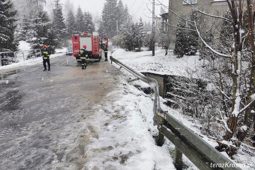 Niebezpiecznie na drogach. W Trześniowie samochód przewrócił się na bok