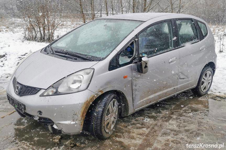 Niebezpiecznie na drogach. W Trześniowie samochód przewrócił się na bok