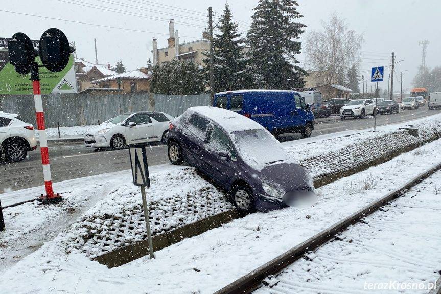 Zderzenie peugeota z kią na skrzyżowaniu