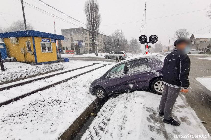 Zderzenie peugeota z kią na skrzyżowaniu