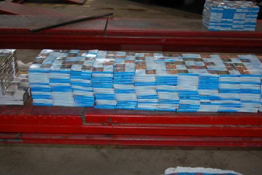 REGION. Ukryli papierosy w podłodze samochodu